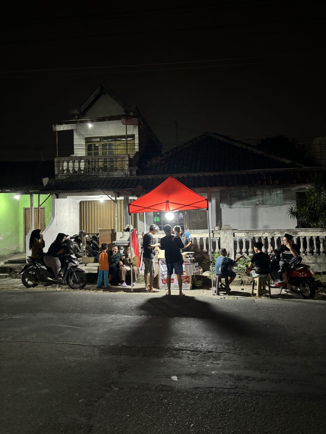 Outlet Box Crepes dengan tenda di pinggir jalan